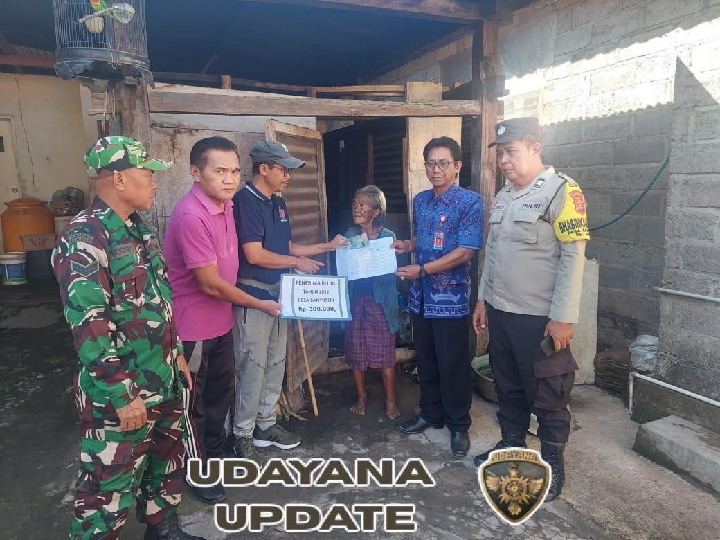 Babinsa Banyuseri Bawa Bantuan Hingga ke Depan Pintu, Warga Sambut dengan Senyum