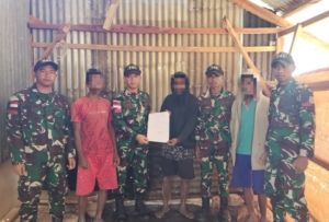 Satgas Pos Fohululik Berhasil Rebut Hati Masyarakat Binaan, Kembali Dapatkan Penyerahan Senjata Springfield