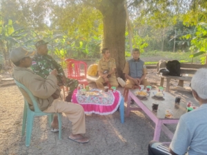 Himbau Jaga Kerukunan, Saat Babinsa Koramil 02/Abanteng Komsos Dengan Warga Binaan Di Desa Oelet