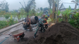 Babinsa Koramil 04/Kintamani Bersama Masyarakat Gotong Royong Bangun Senderan Jalan di Desa Abuan