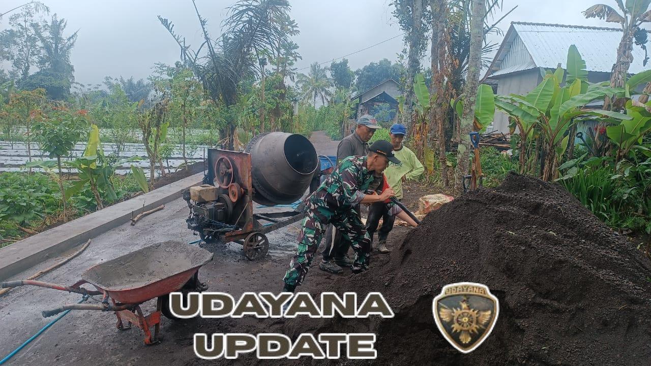 Babinsa Koramil 04/Kintamani Bersama Masyarakat Gotong Royong Bangun Senderan Jalan di Desa Abuan