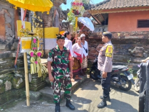 Babinsa Desa Suwat Pastikan Rangkaian Piodalan Berjalan Aman, Tertib, dan Khidmat