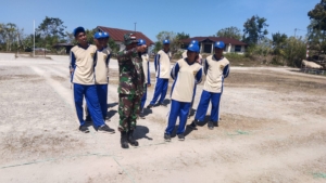 Semangat Nasionalisme, Babinsa Latih Pelajar Lamboya Jadi Paskibra Tangguh