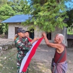 Semarak HUT RI, Pos Auren Bagikan Serta Ajak Warga Pasang Bendera Merah Putih Tiap Rumah