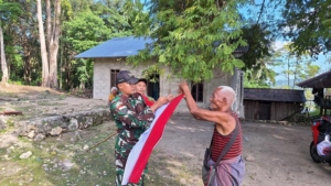 Semarak HUT RI, Pos Auren Bagikan Serta Ajak Warga Pasang Bendera Merah Putih Tiap Rumah