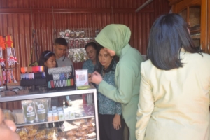 Persit KCK Cab XX dan PKK Berbagi Kasih di Hari Kemerdekaan RI