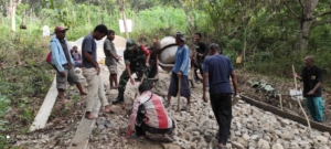 Babinsa Koramil 1602-02/Wolowaru dan Warga Gotong Royong Bangun Desa Maubasa Timur