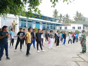 Latihan Baris-Berbaris Babinsa Ende Tingkatkan Disiplin Jelang Perayaan Kemerdekaan