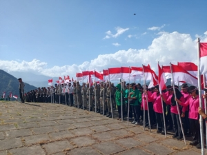 Peringati Kemerdekaan RI ke-80, Kodim 1602/Ende Kibarkan Merah Putih di Atas Bukit Kezimara