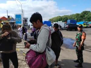 Upaya jaga kamtibmas, anggota jajaran Kodim 1623/Karangasem bersama instansi terkait periksa KTP Penumpang.