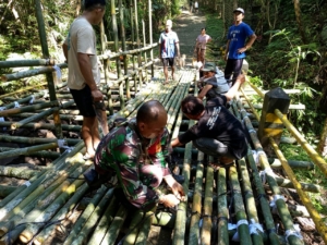 Atasi kesulitan rakyat, Babinsa Desa Duda Utara bantu warga perbaiki jalan terputus dengan material bambu.