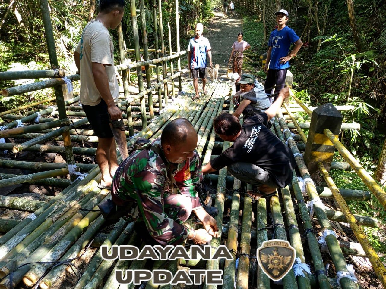 Atasi kesulitan rakyat, Babinsa Desa Duda Utara bantu warga perbaiki jalan terputus dengan material bambu.