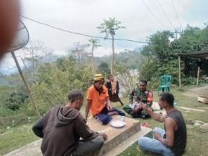 Babinsa Koramil Detusoko Sambangi Warga Desa Kuru dalam Kegiatan Komsos