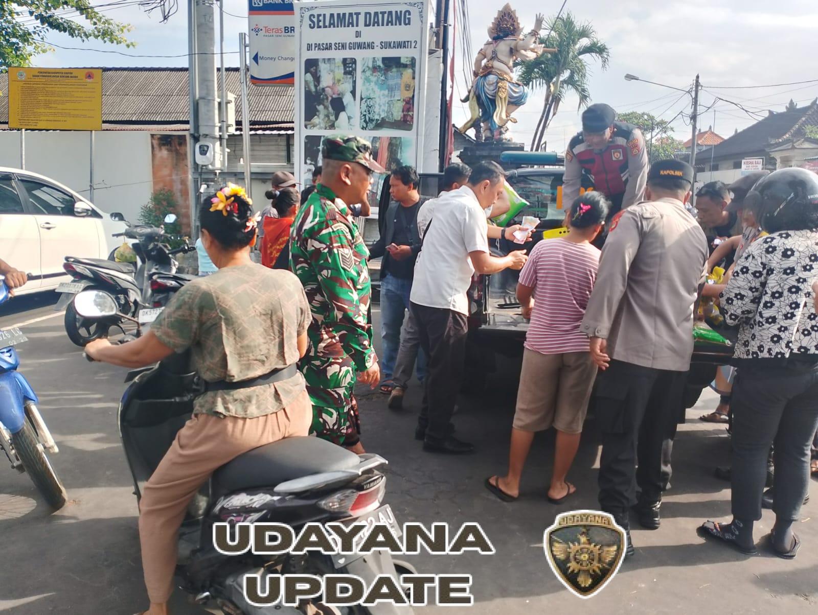 Babinsa Bersama Polsek Sukawati Salurkan Beras Murah untuk Warga