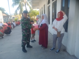 Semarak HUT RI, Babinsa Airmata Dampingi Gerak Jalan Sehat