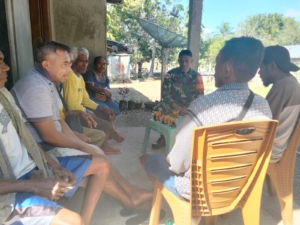 Pererat Hubungan TNI dan Rakyat, Babinsa Koramil 1618-02/Miobar Gelar Komsos di Desa Lemon