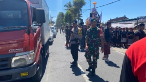 TNI Hadir, Anggota Koramil 01/Bangli Kawal Ketertiban Upacara Ngaben Massal di Desa Bebalang