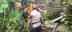 Tanggap Cepat Babinsa Koramil 01/Gianyar Bantu Warga Tertimpa Pohon