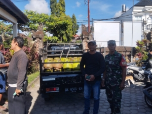 TNI Bersama Disperindag Gianyar Salurkan 100 Tabung Gas LPG di Keramas