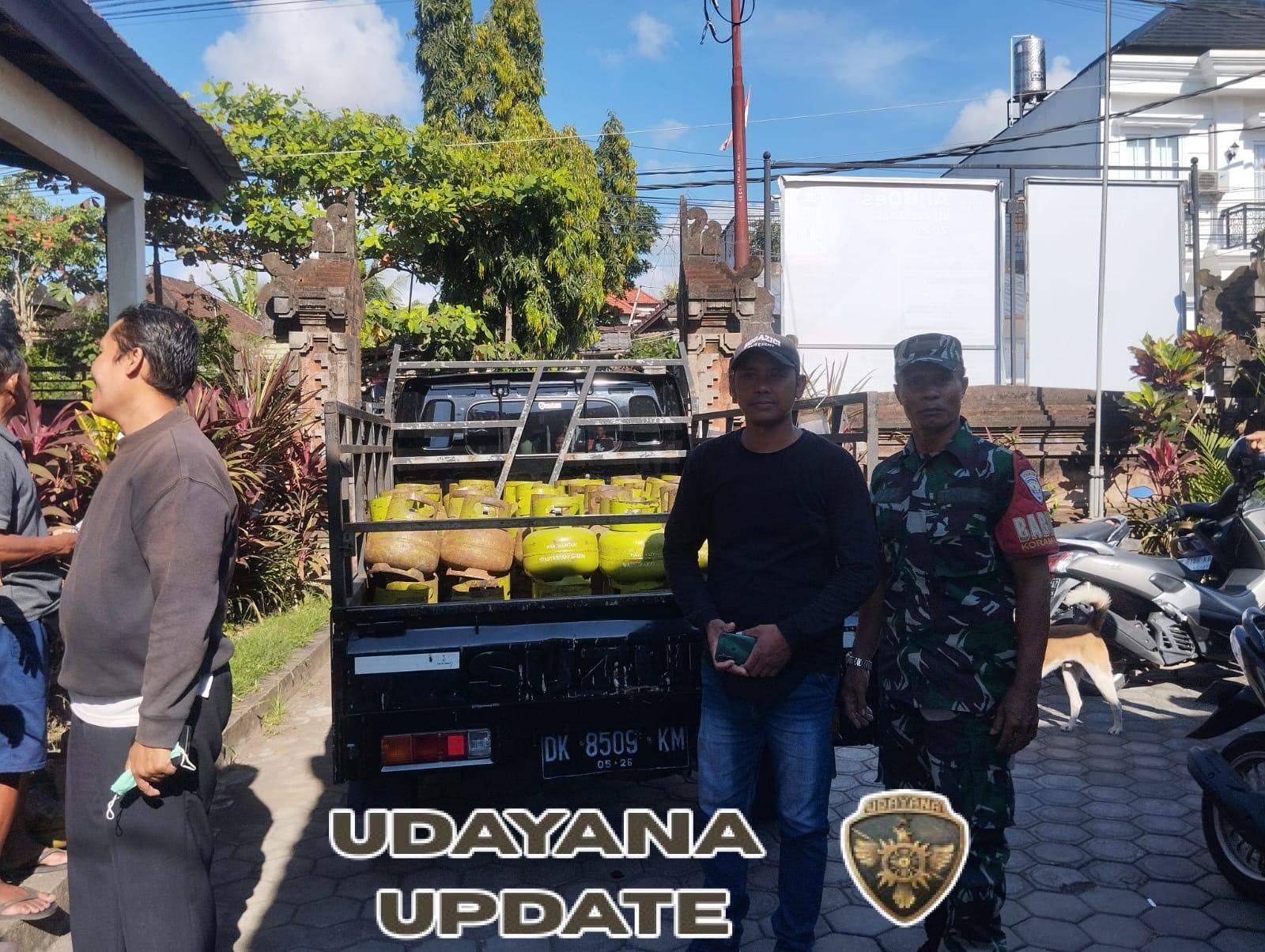 TNI Bersama Disperindag Gianyar Salurkan 100 Tabung Gas LPG di Keramas