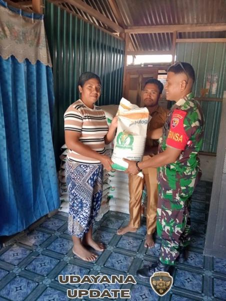 Babinsa Kodim 1602/Ende Turun Langsung Awasi Penyaluran Bantuan Beras di Desa Otogedu
