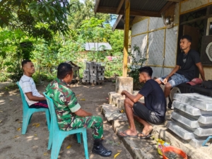 Babinsa Kodim 1602/Ende Aktif Laksanakan Pamwil dan Komsos di Desa Binaan