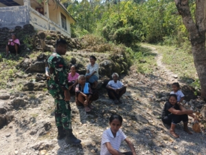 Babinsa Ende Hadir di Tengah Masyarakat untuk Wujudkan Rasa Aman dan Nyaman