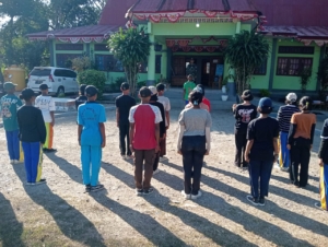 Babinsa Koramil 1618-01/Miotim dan Polsek Noemuti Bersama Latih PASKIBRA untuk Upacara 17 Agustus