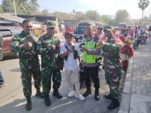 Babinsa Koramil Kupang Dampingi Warga Semarakkan Karnaval Kemerdekaan