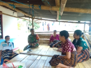 Babinsa Ende Ajak Masyarakat Tetap Waspada dan Jaga Kesehatan Melalui Kegiatan Komsos