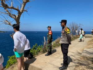Pantau Wisata Angel Bilabong, Babinsa Bunga Mekar Beri  Pesan Positif Kepada Pengunjung