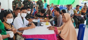 Babinsa dan Warga Desa Kemuning Kompak Laksanakan Gotong Royong Jelang MTQ