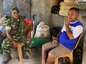 Babinsa Kodim 1602/Ende Pererat Hubungan dengan Warga Lewat Kegiatan Komsos