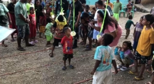 Penuh Semangat Masyarakat Ikuti Lomba yang Diadakan Oleh Satgas Pos Maubusa