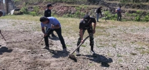 Satgas Pos Nananoe Gotong Royong Bersama Masyarakat Benahi Lapangan Desa Nanaet Duabesi