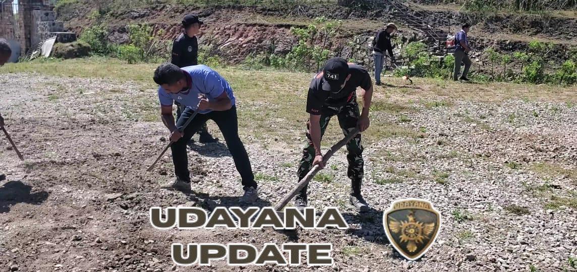 Satgas Pos Nananoe Gotong Royong Bersama Masyarakat Benahi Lapangan Desa Nanaet Duabesi