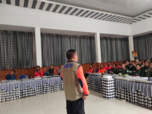 Dukung peningkatan kapasitas Linmas, Babinsa 1623-06/Selat berikan latihan PBB.