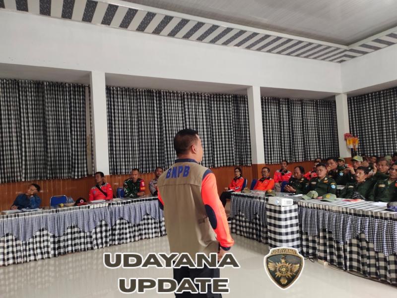 Dukung peningkatan kapasitas Linmas, Babinsa 1623-06/Selat berikan latihan PBB.