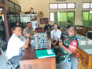 Babinsa dan Bhabinkamtibmas Monitoring Launching Program Makan Bergizi Gratis di Desa Lokapaksa