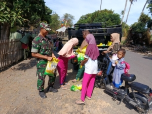 Babinsa Kilo Dampingi Penjualan Beras Murah untuk Warga