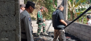 Bangunan dapur warga ludes terbakar, Babinsa Desa Ban bersama Bhabinkamtibmas tinjau lokasi kejadian.