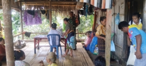 Silaturahmi dan Pengamanan Wilayah, Babinsa Ende Sambangi Warga Embunggena