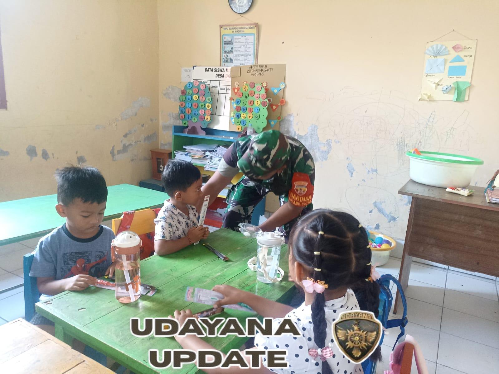 Wujud Kepedulian, Babinsa Bangbang Dukung Edukasi Kesehatan Gigi Bersama Mahasiswa KKN Unud