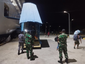 Kehadiran Babinsa di Pelabuhan PELNI Lewoleba Jamin Keamanan dan Ketertiban