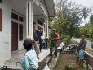 Babinsa Ende Gelar Pamwil dan Monitoring di Depan Kantor Kelurahan Ndorurea
