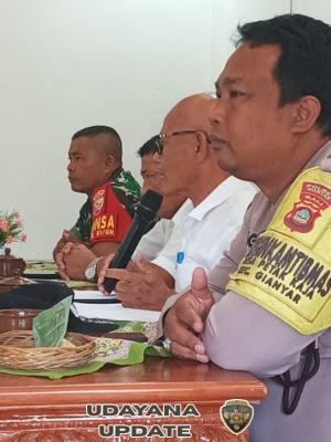 Wujudkan Lingkungan Sehat, Babinsa dan Bhabinkamtibmas Ikuti Rapat Lingkungan Desa Petak Kaja