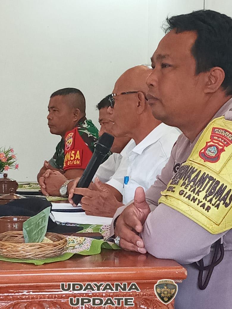 Wujudkan Lingkungan Sehat, Babinsa dan Bhabinkamtibmas Ikuti Rapat Lingkungan Desa Petak Kaja