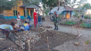 Babinsa dan Warga Desa Benuan Buktikan Kekuatan Kebersamaan Dalam Gotong Royong