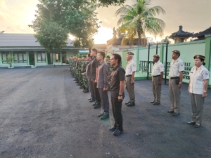 Upacara pengibaran bendera merah putih rutin dilaksanakan oleh Kodim 1623/Karangasem.