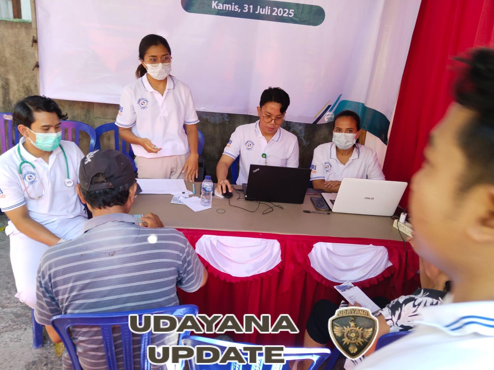 Babinsa Hadir Dampingi Pemeriksaan Kesehatan Warga Dekat Genset PLN